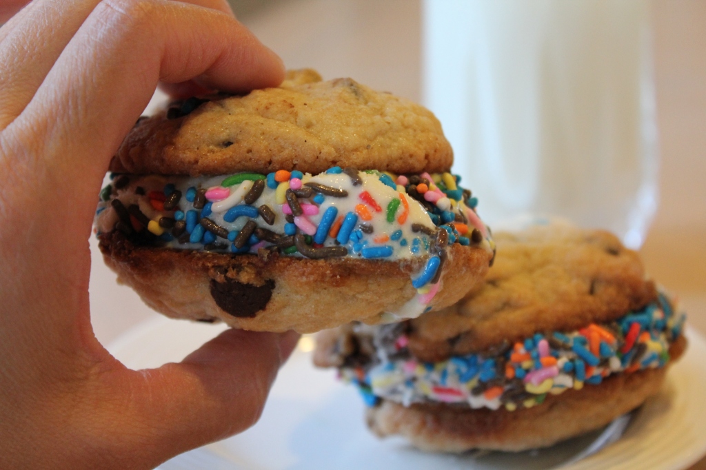 Ice Scream Sandwiches!!!! Perfect for summer! Have the kids make their own! 