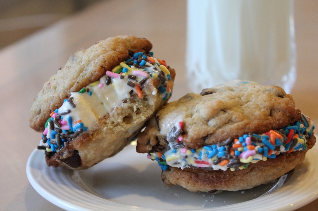 Ice Scream Sandwiches!!!! Perfect for summer! Have the kids make their own! 